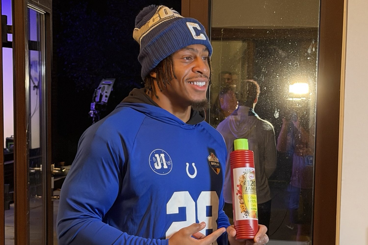 Jonathan Taylor #28 (Indianapolis Colts) freut sich über Hela Gewürzkuchen Gewürzketchup