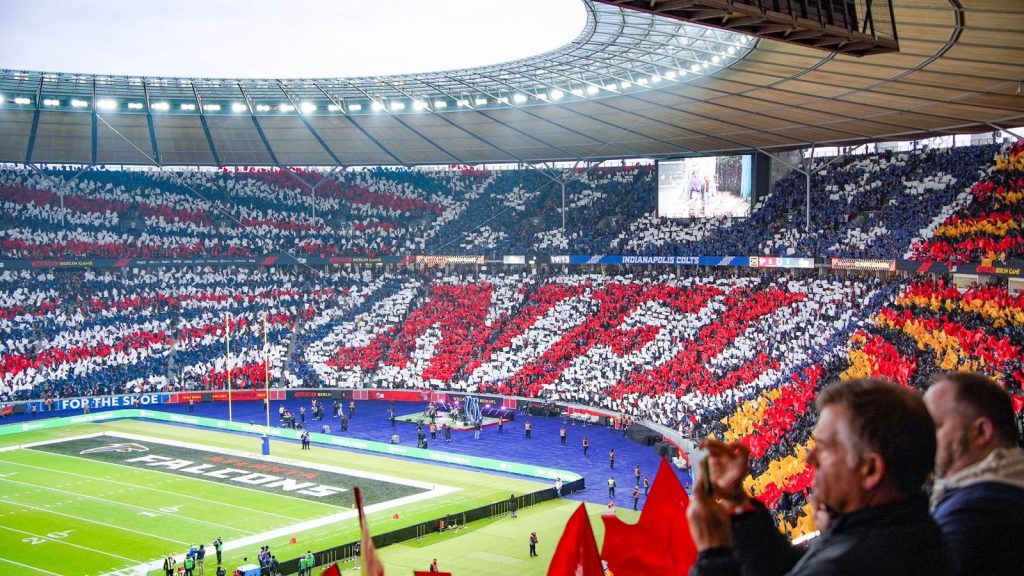 NFL Shield erstrahlt in Choreo beim NFL Berlin Game 2025 im Berliner Olympiastadion