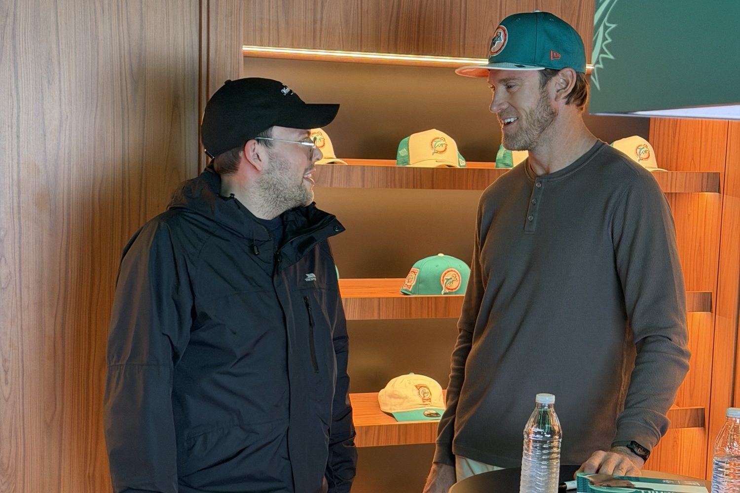 Julian von Couch Quarterback im kurzen Gespräch mit Ex-NFL-Spieler Ryan Tannehill