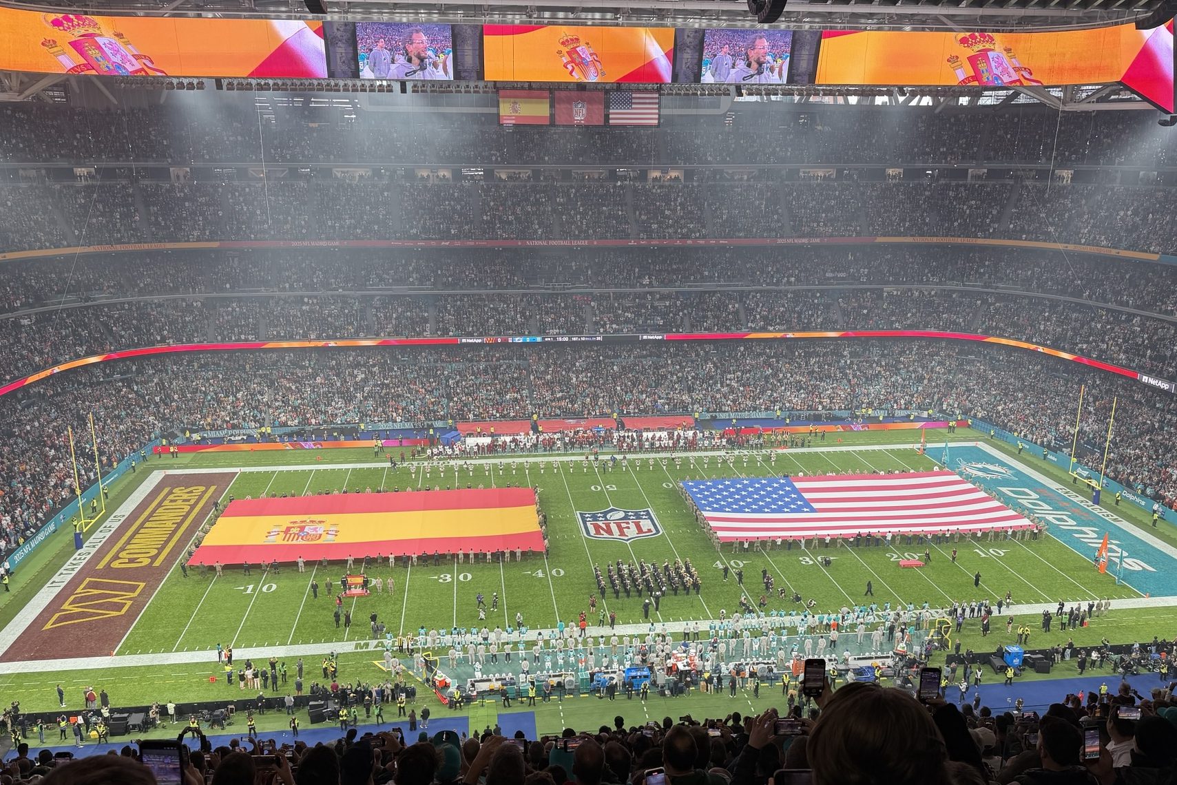 NFL Madrid Game 2025 – Bernabéu während der Nationalhymnen mit den Flaggen Spaniens und der USA.