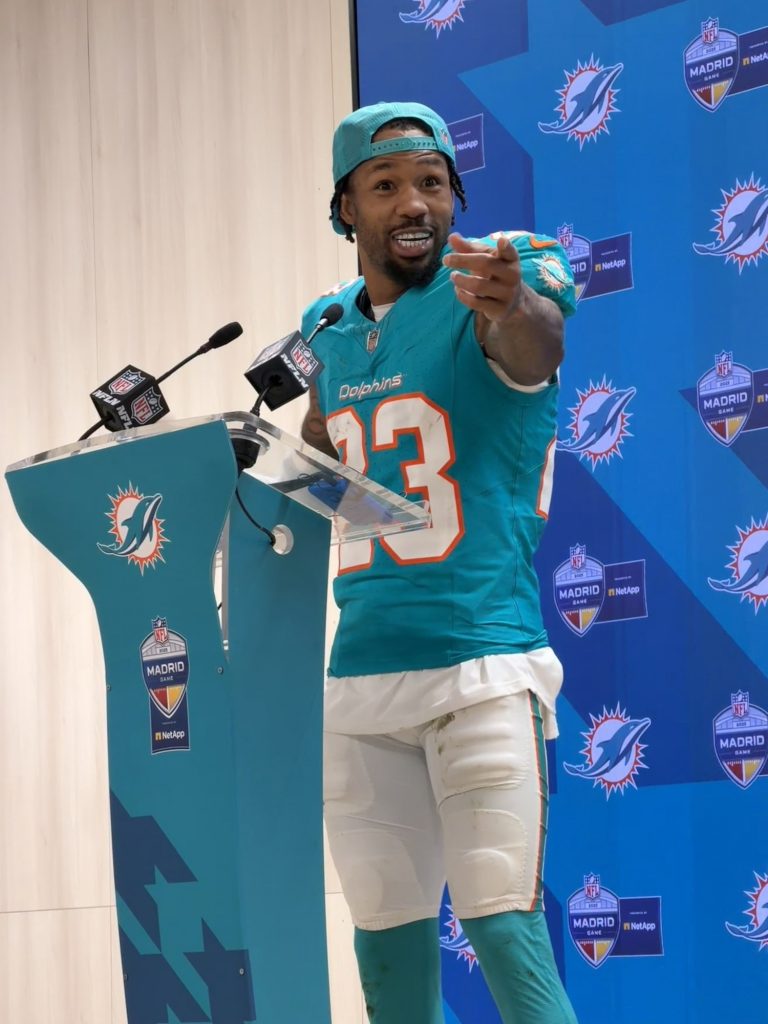 Jack Jones, Cornerback der Miami Dolphins, spricht auf der Pressekonferenz nach dem NFL Madrid Game.
