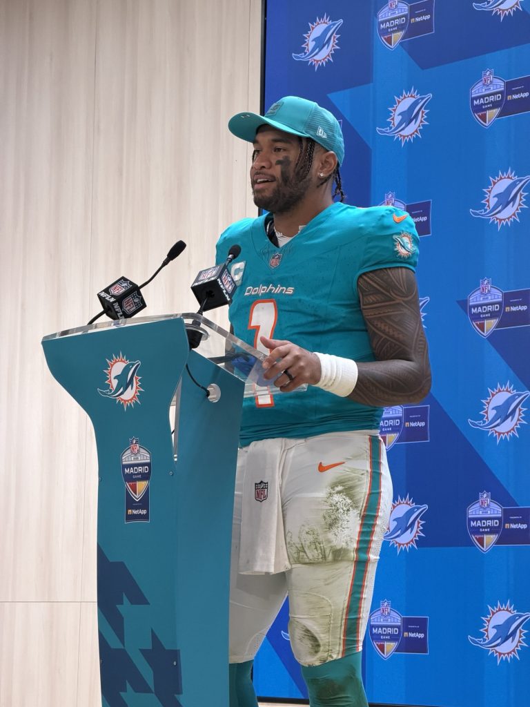 Tua Tagovailoa, Quarterback der Miami Dolphins, spricht auf der PK nach dem NFL Madrid Game.