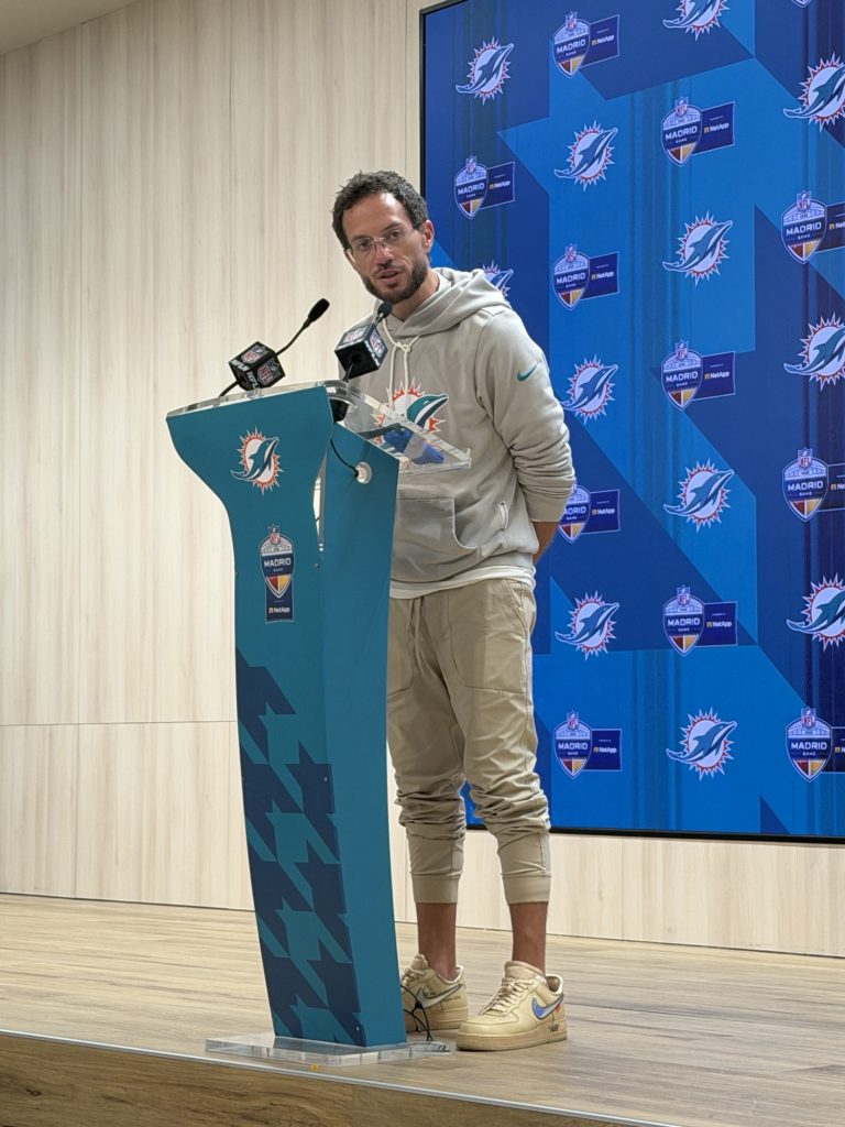 Dolphins-Head-Coach Mike McDaniel auf der Pressekonferenz nach dem NFL Madrid Game 2025