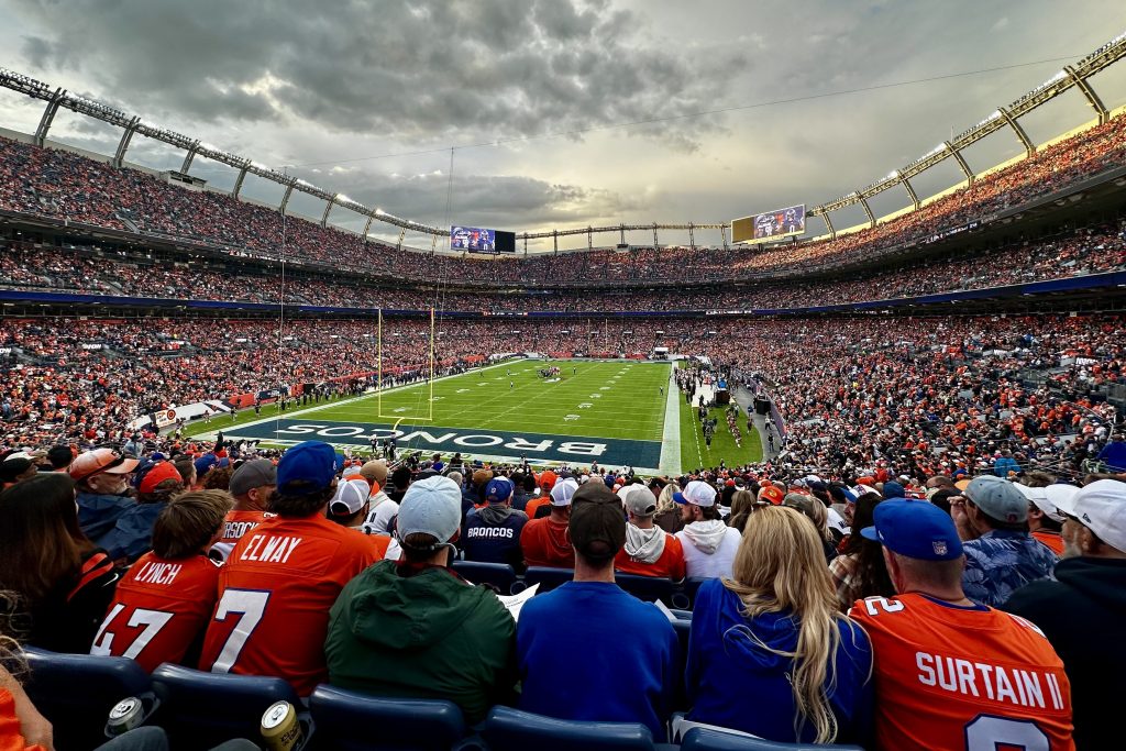 NFL Spiel in den USA erleben: Blick von der Tribüne ins Empower Field at Mile High beim 28:3-Sieg der Denver Broncos über die Cincinnati Bengals am 29.09.2025 vor 75.673 Fans.