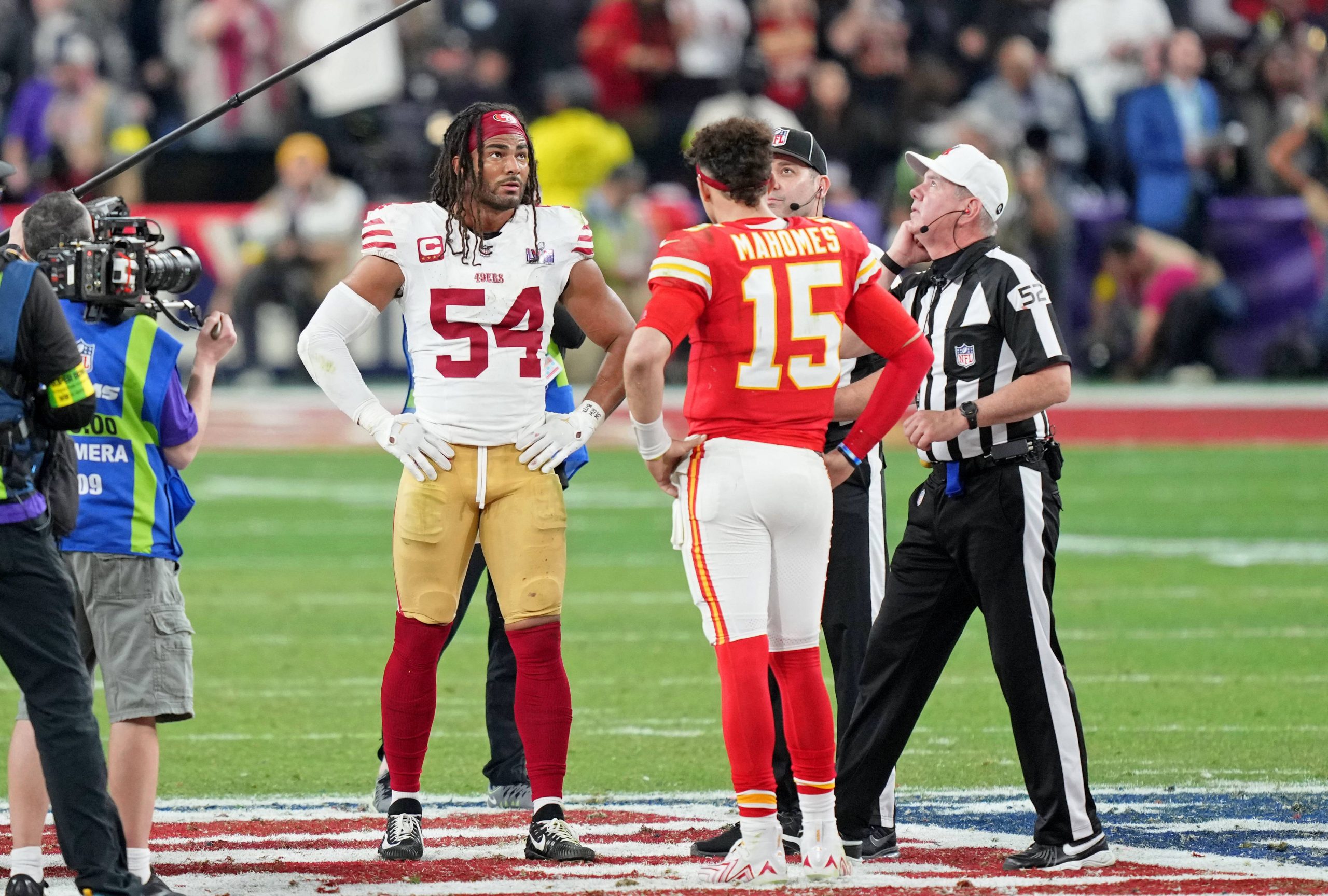 Schiedsrichter bei einem NFL-Münzwurf vor der Overtime – ein Prozess, der zuletzt mehrfach durch Fehlentscheidungen für Diskussionen sorgte.