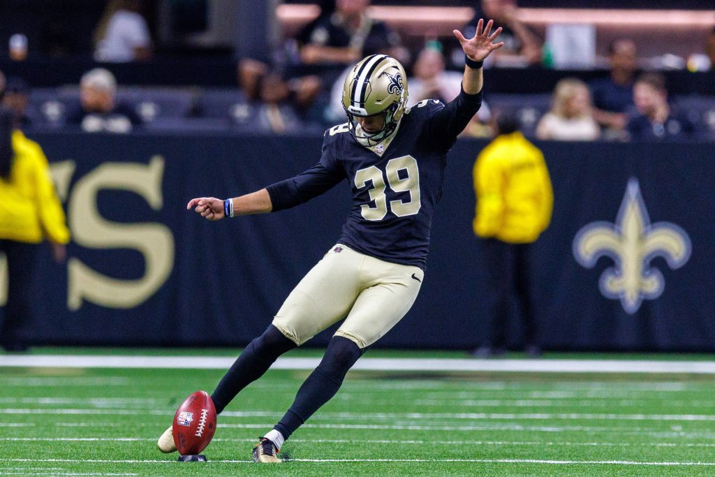 Saints-Kicker Charlie Smyth #39 aus Nordirland bei seinem ersten Field Goal – ein Debüt, das seine Heimat in Aufruhr versetzte.