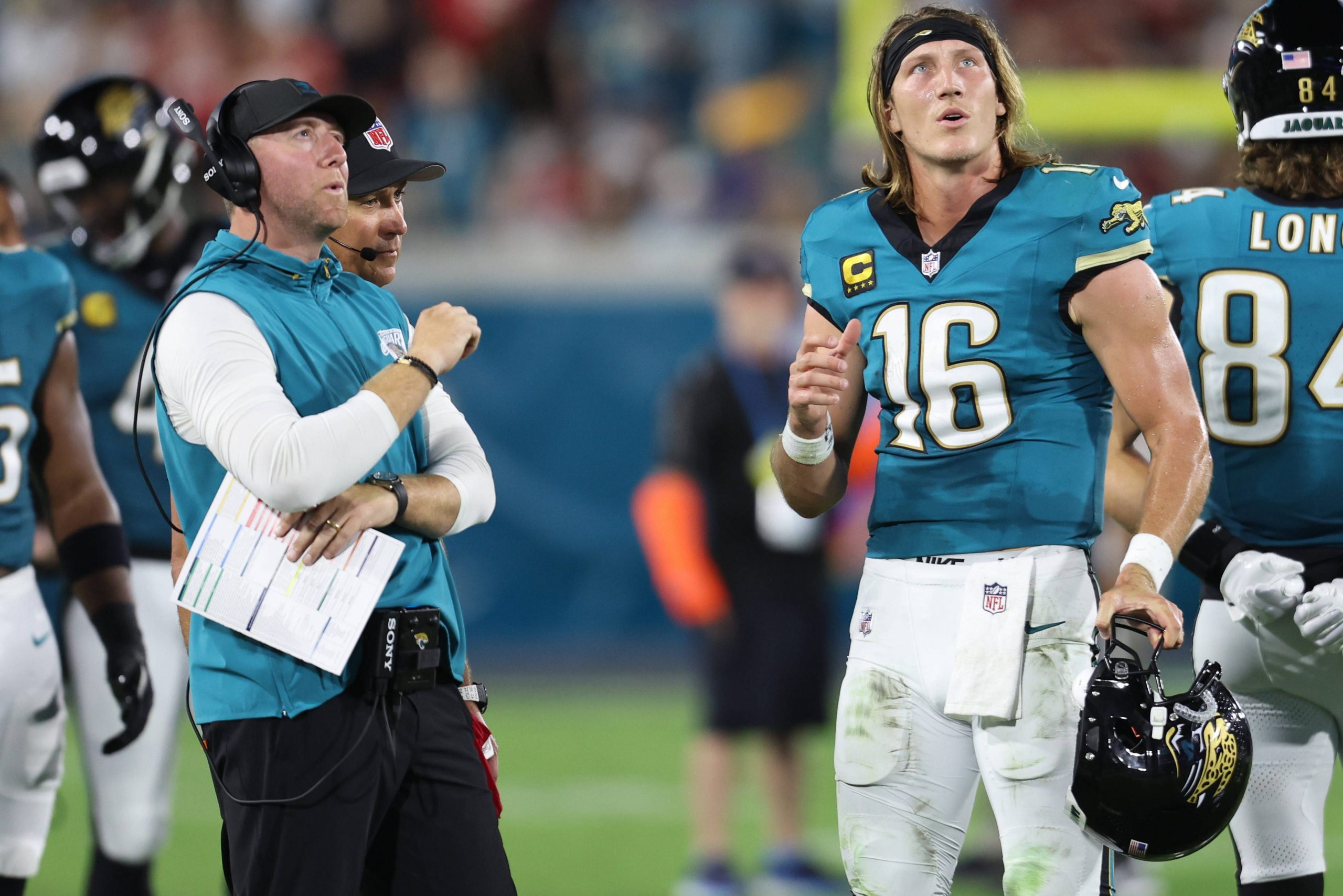 Head Coach Liam Coen und Quarterback Trevor Lawrence #16 schwören die Jacksonville Jaguars auf NFL Week 15 ein – voller Fokus im engen AFC-South-Rennen.