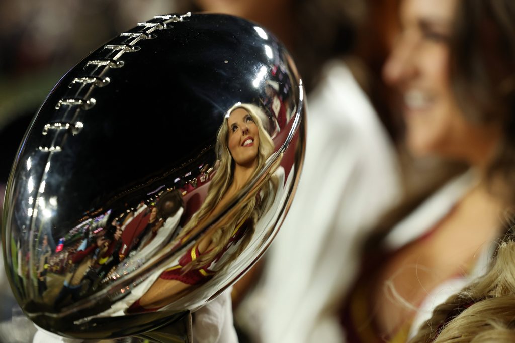 Die NFL Playoffs sind die Bühne für die besten Teams der Liga – mit nur einem Ziel: die Vince Lombardi Trophy am Ende in den Händen zu halten.