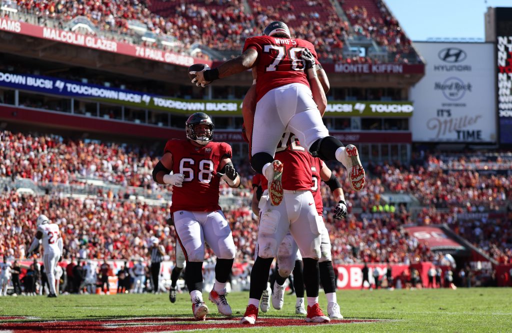 NFL Week 13: Tampa Bays Offensive Tackle Tristan Wirfs #78 feiert seinen Touchdown im Spiel gegen die Arizona Cardinals gemeinsam mit seinen Buccaneers-Teamkollegen.