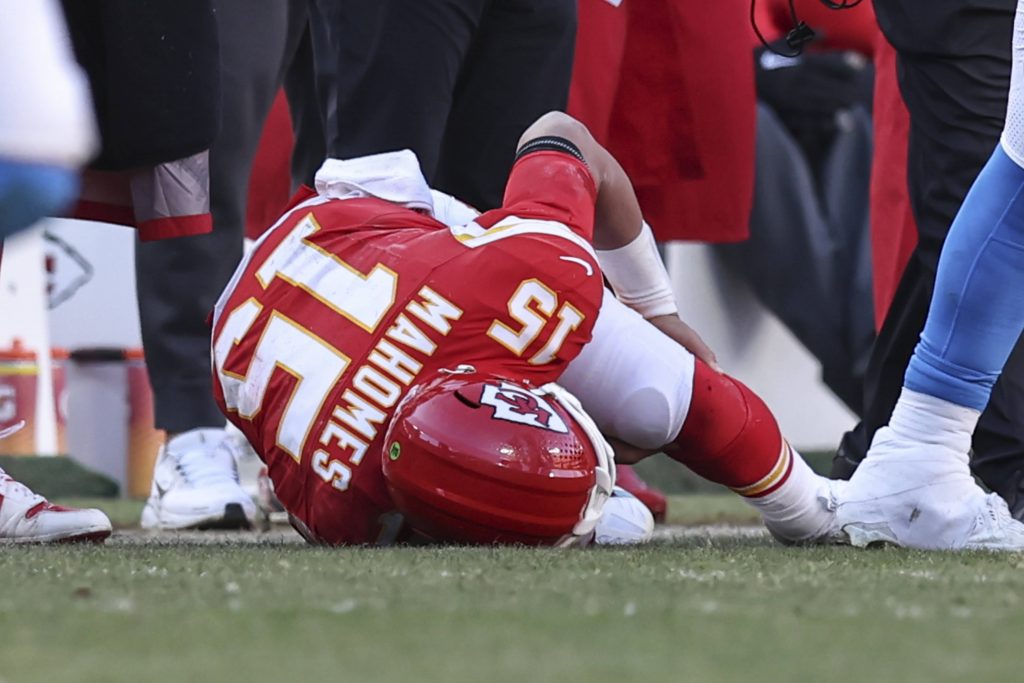 Kansas City Chiefs Quarterback Patrick Mahomes liegt nach einer Knieverletzung im vierten Viertel am Boden – ein Moment, der die Zukunft der Chiefs schlagartig infrage stellt.