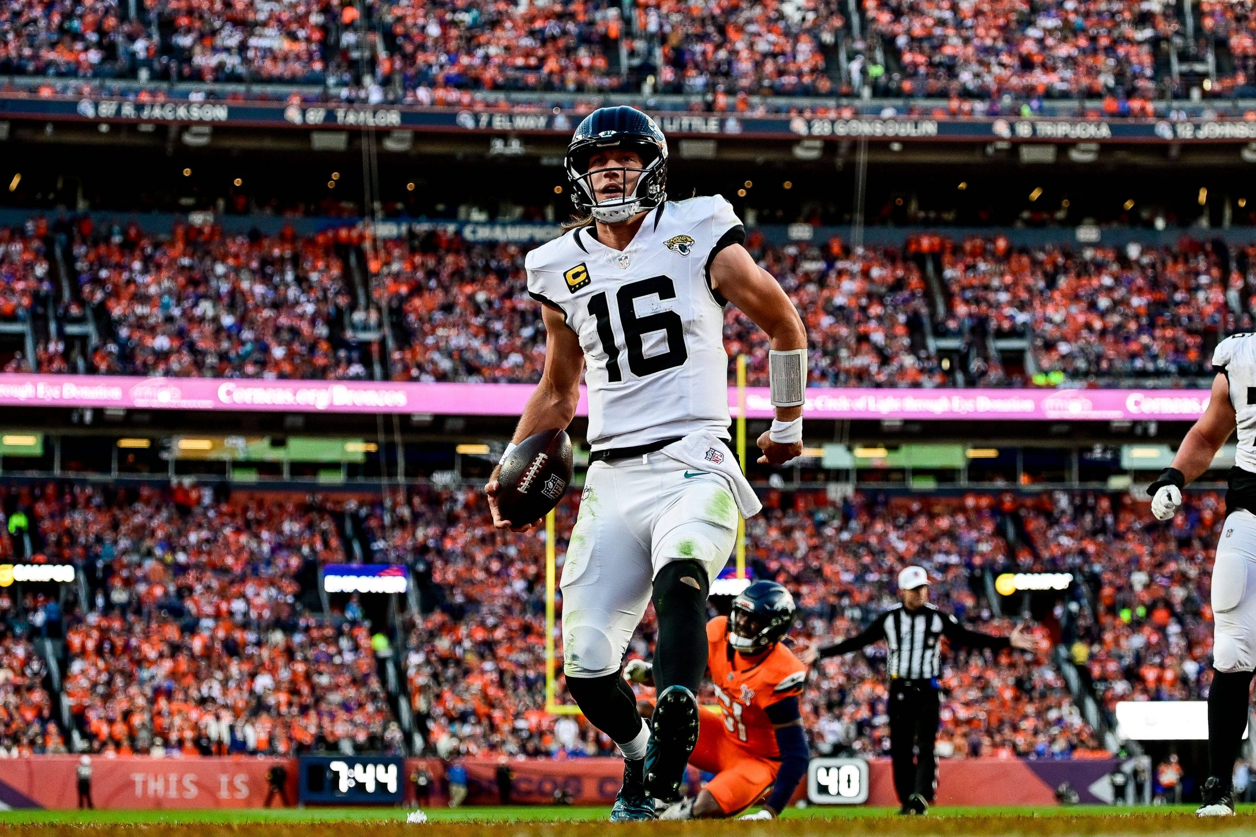 Jacksonville Jaguars Quarterback Trevor Lawrence #16 feiert seinen Touchdown im gegen die Denver Broncos in NFL Week 16.