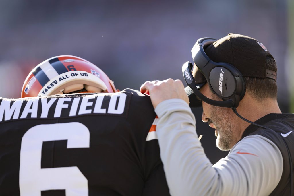 Baker Mayfield stichelt öffentlich gegen Falcons-Coach Kevin Stefanski. Ein Social-Media-Seitenhieb mit viel Vorgeschichte aus Browns-Zeiten und Zündstoff für die NFC South.