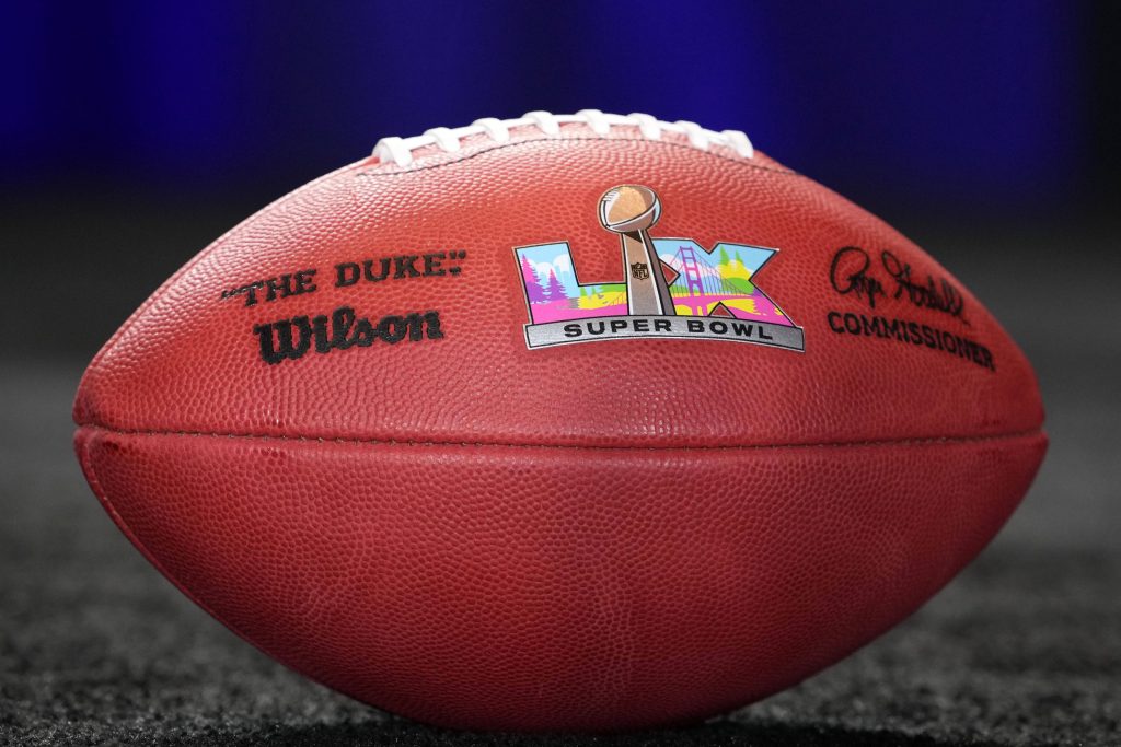 Ein offizieller Wilson NFL Duke Football mit dem Super Bowl LX-Logo steht sinnbildlich für den Beginn der NFL Playoffs – mit der Wild Card Round startet die heiße Road to Santa Clara.