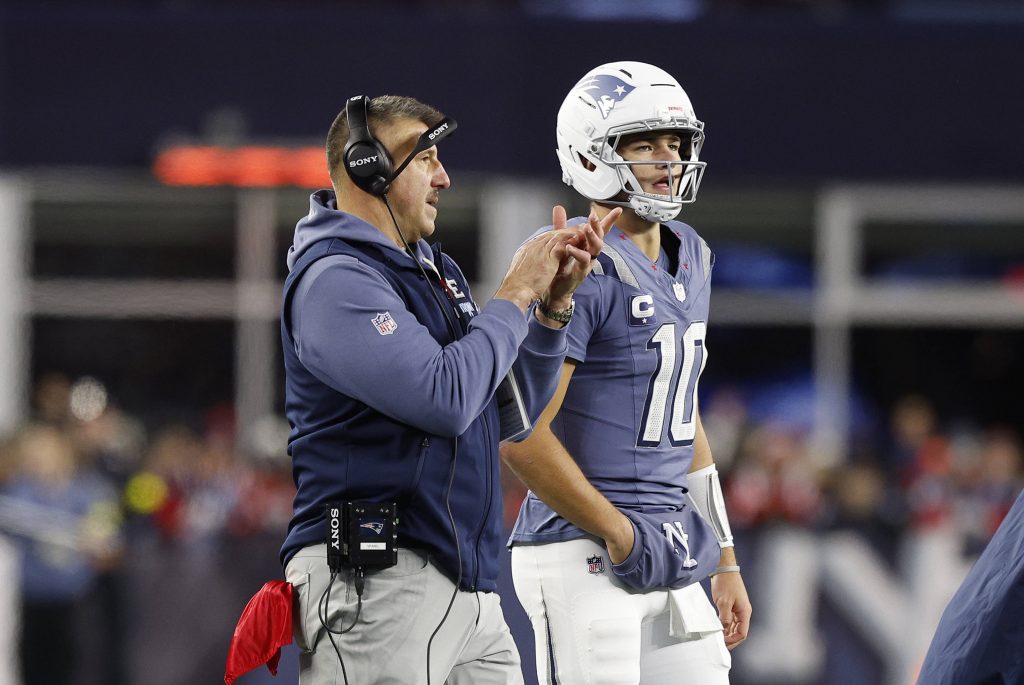 Patriots Head Coach Mike Vrabel im Austausch mit Quarterback Drake Maye – vor dem Super Bowl steht die Offensive New Englands besonders im Fokus.