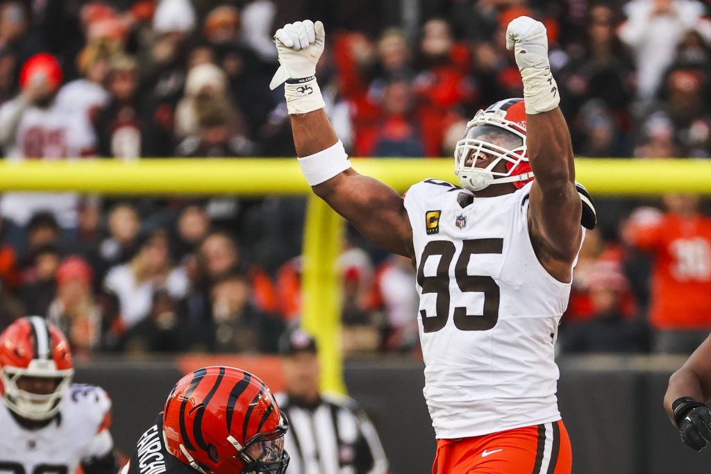 Cleveland-Browns-Pass-Rusher Myles Garrett #95 jubelt nach einem Sack gegen die Cincinnati Bengals im vierten Viertel während NFL Week 18.