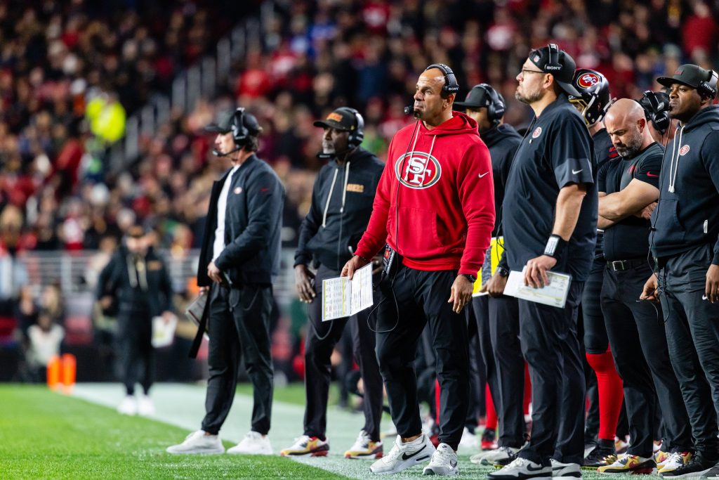 Robert Saleh (roter Hoodie) wechselt vom NFL-Playoffteam 2026 zu den Tennessee Titans.