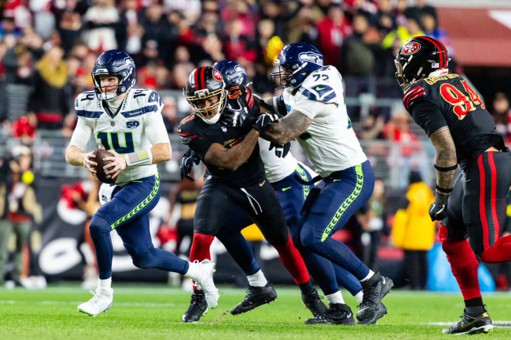Vor zwei Wochen am letzten Spieltag der regulären Saison lieferten sich Sam Darnold #14 und die Seattle Seahawks ein direktes Duell mit den San Francisco 49ers und sicherten sich den No.-1-Seed der NFC. In den NFL Playoffs kommt es erneut zum Aufeinandertreffen – diesmal mit Heimvorteil für Seattle.