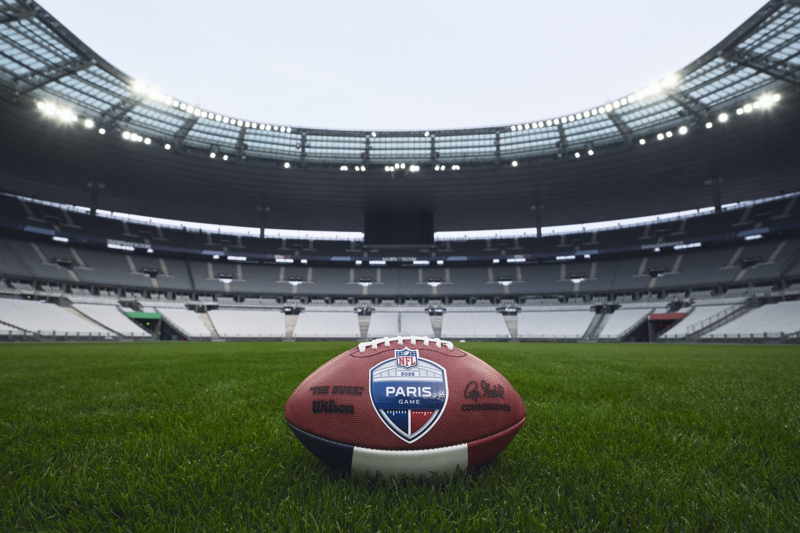 Ein Football mit NFL-Paris-Branding im Stade de France – Symbol für das erste Regular-Season-Spiel der NFL in Frankreich und den nächsten großen Schritt der Liga auf dem europäischen Markt.