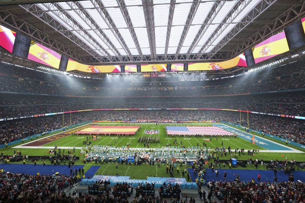 NFL Madrid: Das legendäre Bernabéu-Stadion wird ab 2026 regelmäßig Austragungsort von NFL-Regular-Season-Spielen und stärkt Spaniens Rolle im internationalen Football.