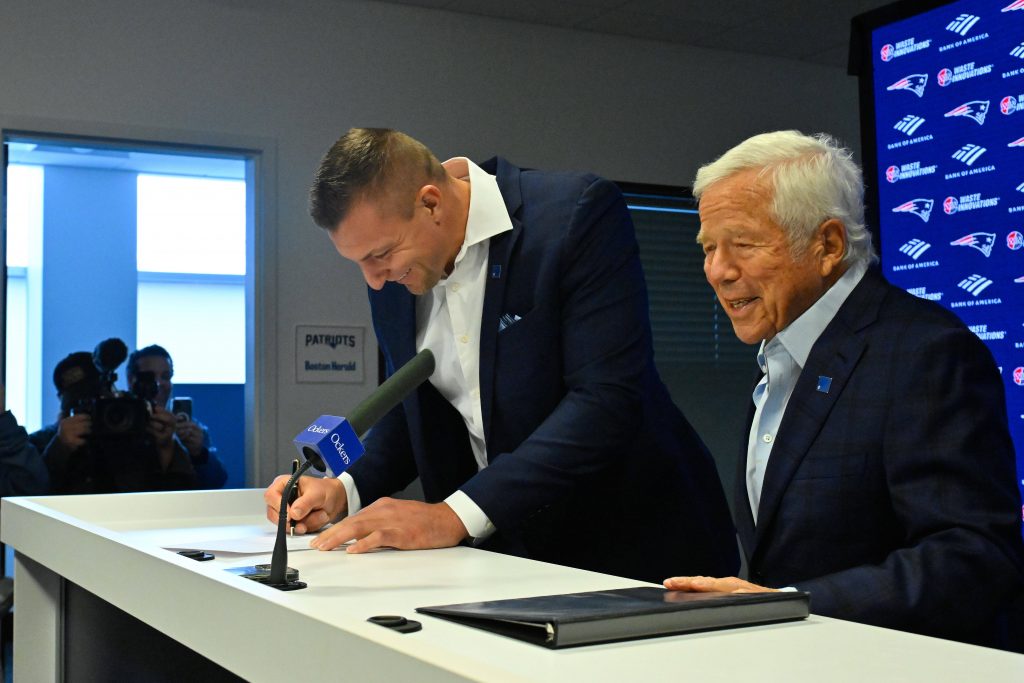 Rob Gronkowski (l.) neben Robert Kraft (r.) bei der Unterzeichnung eines symbolischen Ein-Tages-Vertrags – ein emotionaler Moment in der Welt der NFL-Verträge.