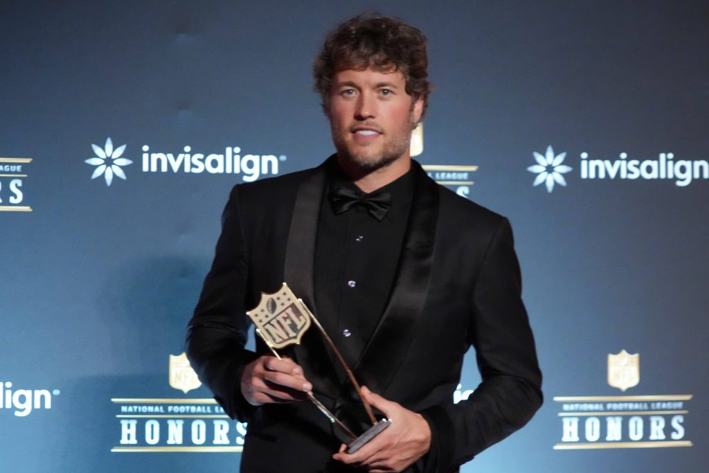 Matthew Stafford bei den NFL Honors 2026: Der Quarterback der Los Angeles Rams nimmt die MVP-Trophäe entgegen und setzt ein Ausrufezeichen vor Super Bowl LX.