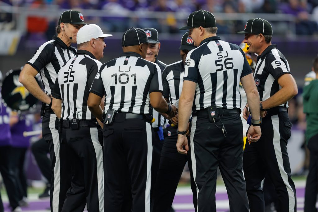 NFL Referees im Austausch vor dem Spiel – droht durch den aktuellen Streit bald der Einsatz von Ersatz-Schiedsrichtern?