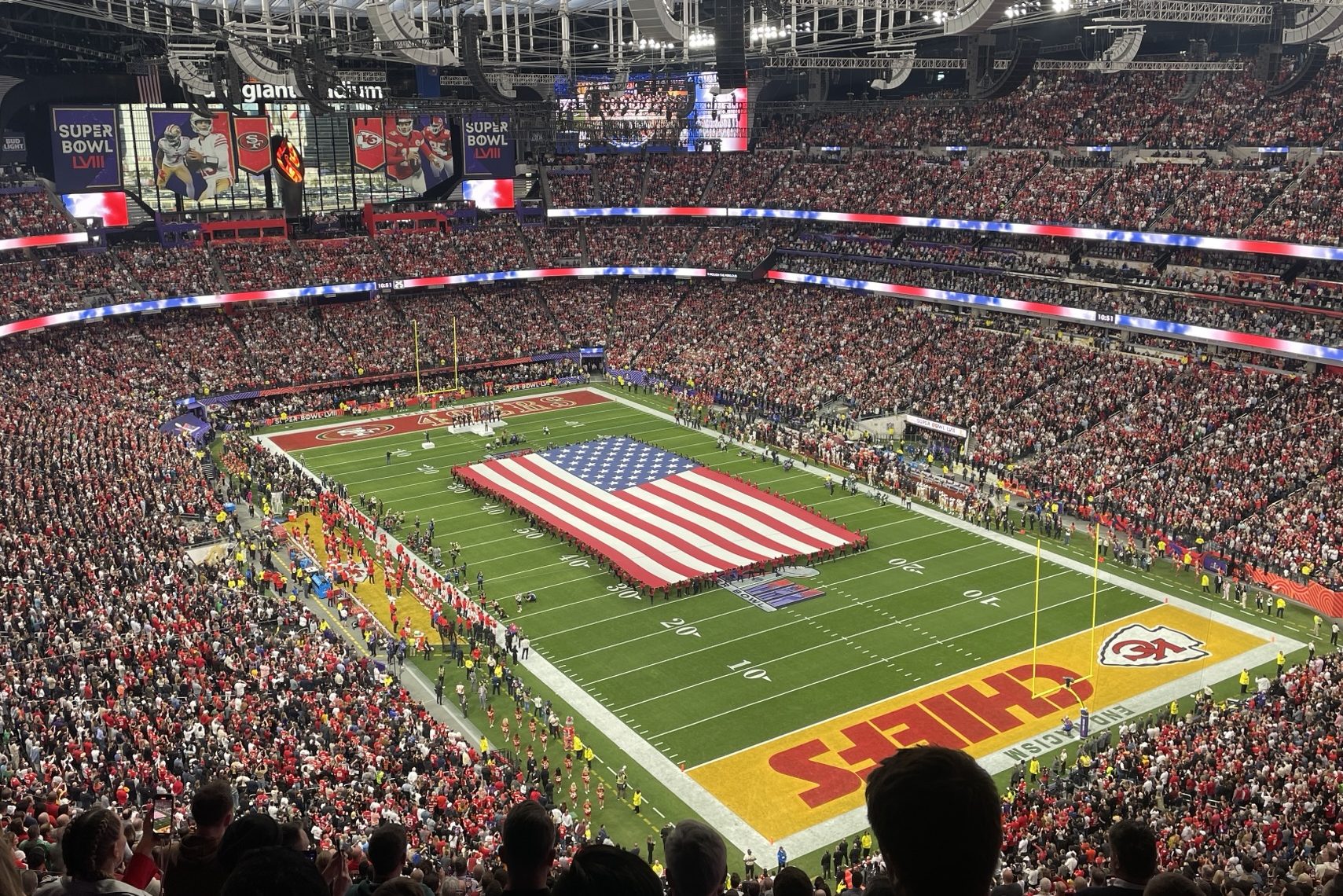 Im Allegiant Stadium während des Super Bowl LVIII – Las Vegas richtet das NFL-Finale 2029 innerhalb weniger Jahre bereits zum zweiten Mal aus und erfüllt dabei nahezu perfekt alle Anforderungen an einen modernen Super-Bowl-Standort.