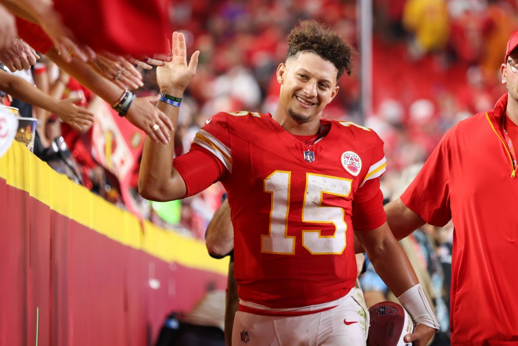 Patrick Mahomes bleibt langfristig das Gesicht der Kansas City Chiefs. Der Star-Quarterback unterschrieb eine Vertragsverlängerung, die sein Gesamtvolumen auf mehr als 504 Millionen Dollar erhöht.