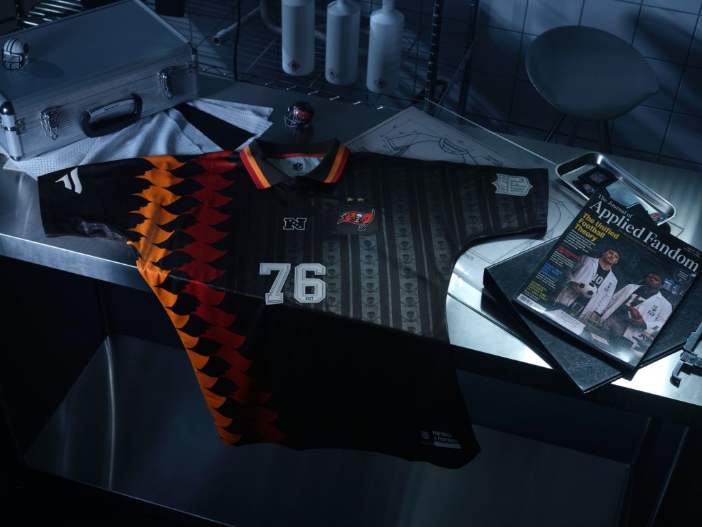 Das Buccaneers-Trikot aus der Football x Football Kollektion 2026 von NFL und Fanatics.