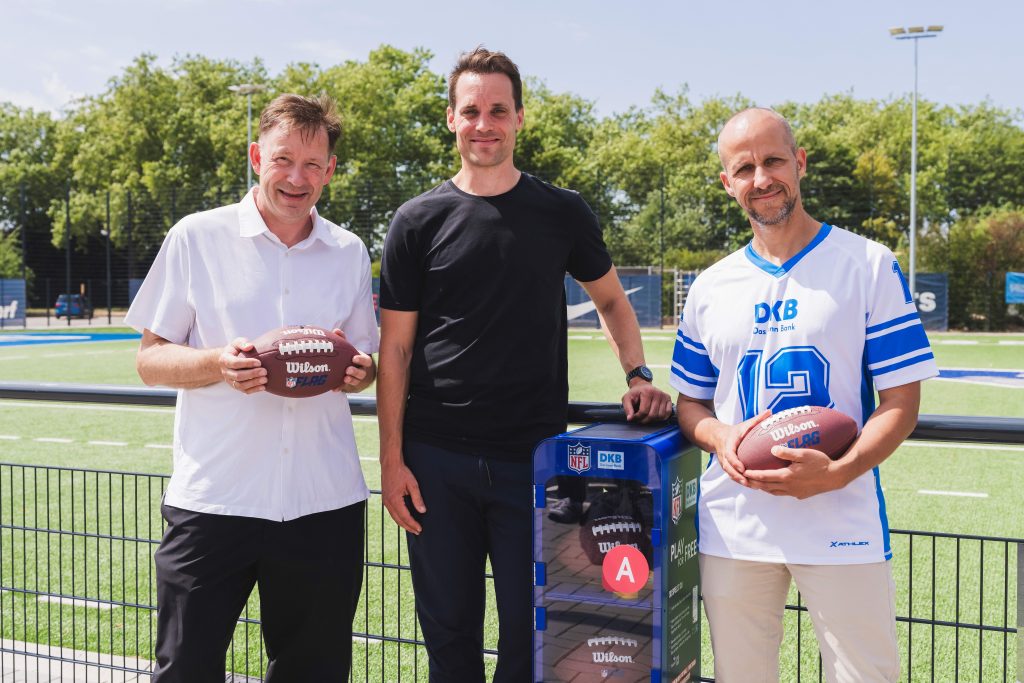 v.l.n.r. Burkhard Hintzsche (Stadtdirektor der Landeshauptstadt Düsseldorf), Alexander Steinforth (General Manager NFL DACH) und Silvio Hagemann (DKB Regionalleiter) bei der Vorstellung der neuen Flag-Football-Stationen. Foto: Thorsten Schmidtkord