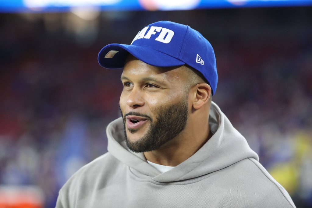Aaron Donald am Spielfeldrand bei einem Spiel der Los Angeles Rams nach seinem bisherigen Karriereende. Aktuell halten sich die Gerüchte um ein mögliches NFL-Comeback hartnäckig.