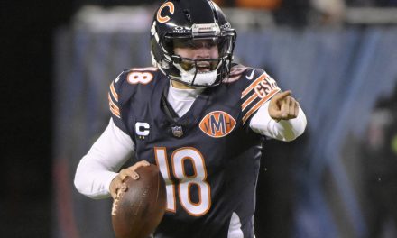 Caleb Williams schenkt dem Papst ein Bears-Trikot