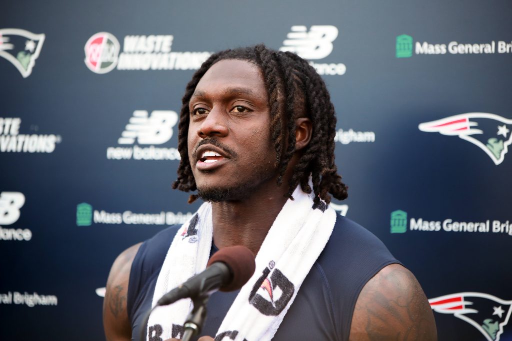 A.J. Brown bei einer Pressekonferenz während des Patriots-Minicamps. Der Star-Receiver soll die Offense von Drake Maye auf ein neues Level heben.