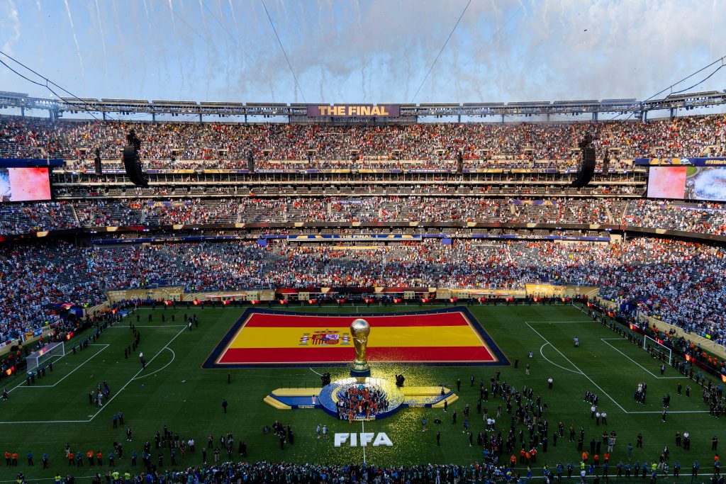 Im MetLife Stadium wird normalerweise auf Kunstrasen gespielt. Für die FIFA-Weltmeisterschaft wurde der Untergrund jedoch durch Naturrasen ersetzt.