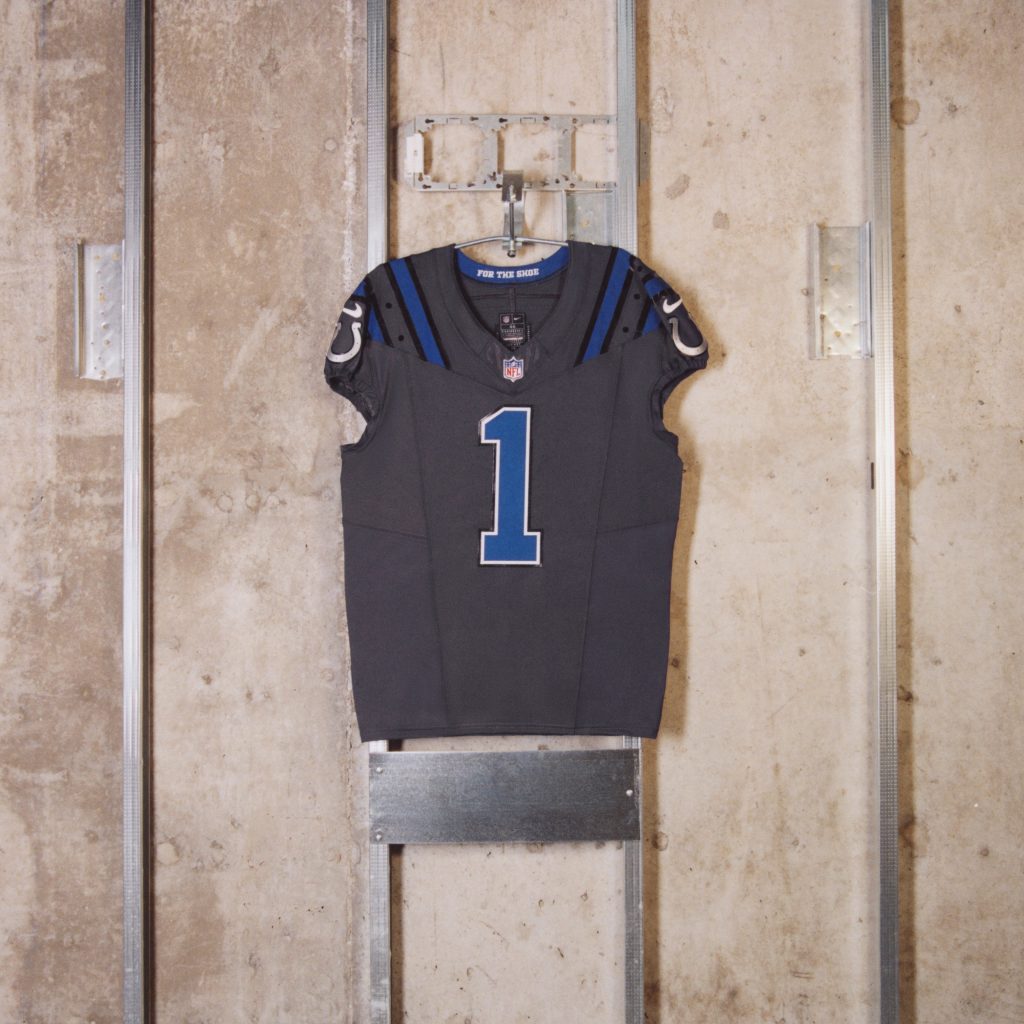 "Anvil Strike": Das neue Colts-Trikot setzt auf Anthrazit, dunkles Grau und Glanz-Schwarz | Quelle: NFL / Nike