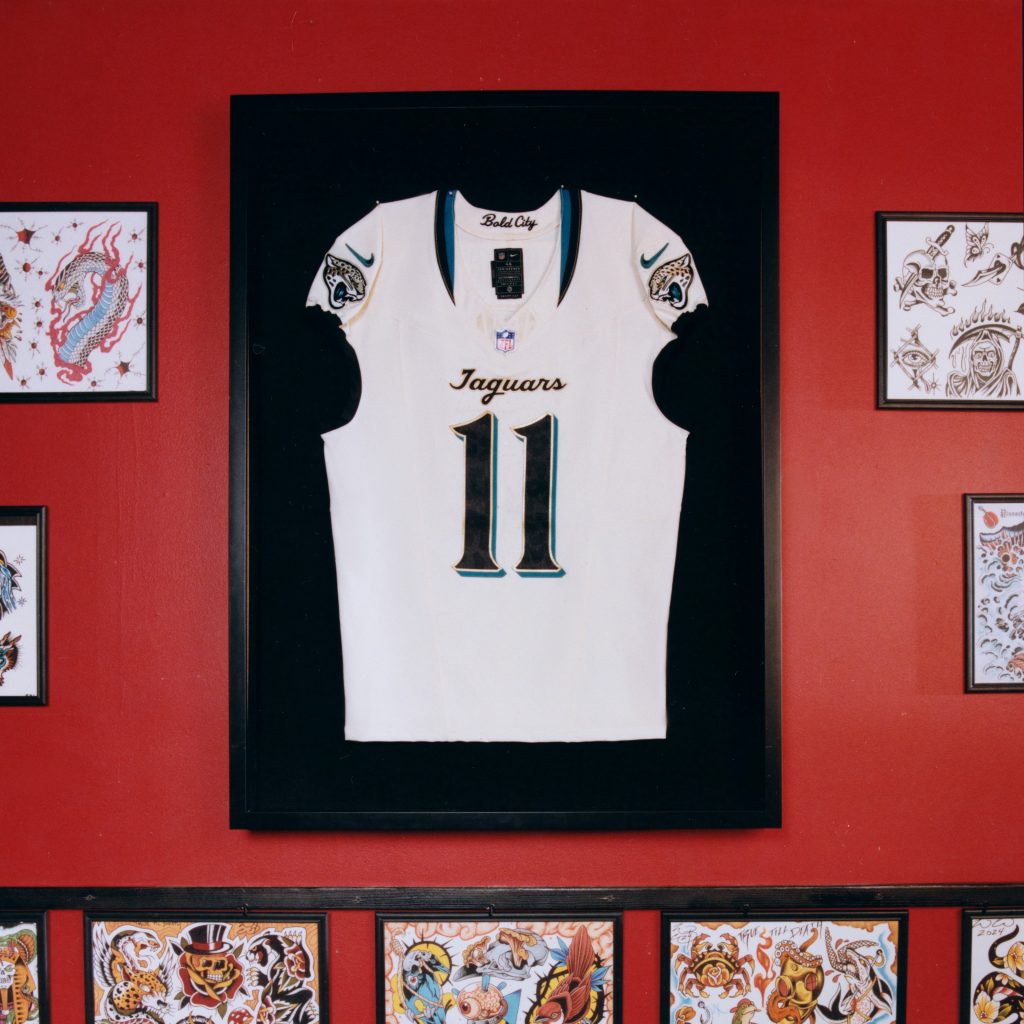 Erstmals mit teal-glänzendem Helm: das neue Rivalries-Trikot der Jaguars | Quelle: NFL / Nike