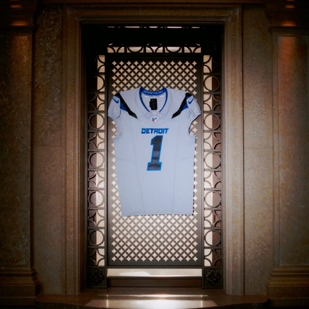 Carbon-Fiber-Look als Hommage an Detroits Automobilindustrie: das neue Lions-Trikot | Quelle: NFL / Nike