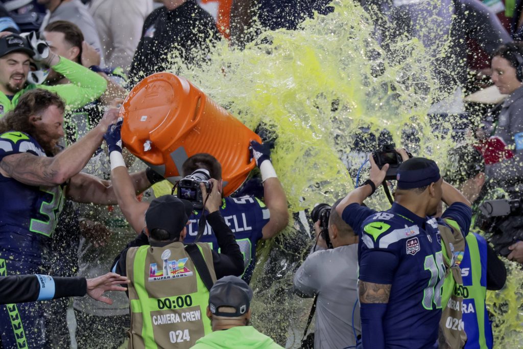 Gatorade gehört zu den treuesten Sponsoren der NFL – die obligatorische Gatorade-Dusche nach dem Super-Bowl-Triumph gehört längst zur Identität der Liga.