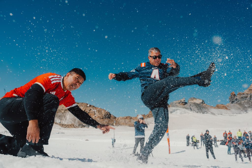 Adam Vinatieri beim Rekord-Kick auf 3.449,64 Metern – vor der Kulisse der Schweizer Alpen. | Quelle: New England Patriots / jungfrau.ch