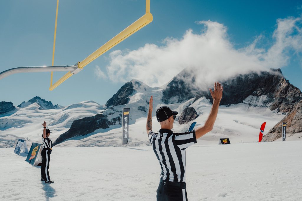 Adam Vinatieri beim Rekord-Kick auf 3.449,64 Metern – vor der Kulisse der Schweizer Alpen. | Quelle: New England Patriots / jungfrau.ch