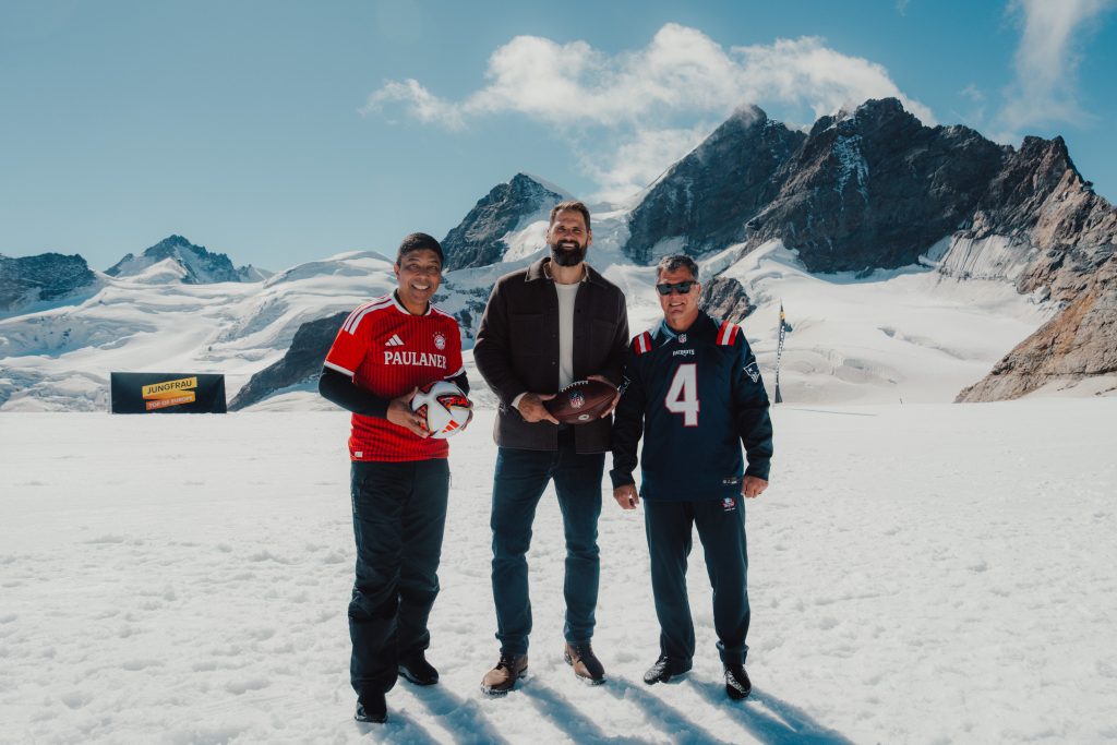 Field Goal-Weltrekord mit prominenter Begleitung: (v.l.n.r.) FC-Bayern-Markenbotschafter Giovane Élber, Sebastian Vollmer und Adam Vinatieri auf dem Jungfraujoch.