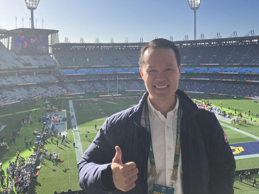 Matthew Chau von Couch Quarterback auf der Pressetribüne beim NFL Melbourne Game im MCG