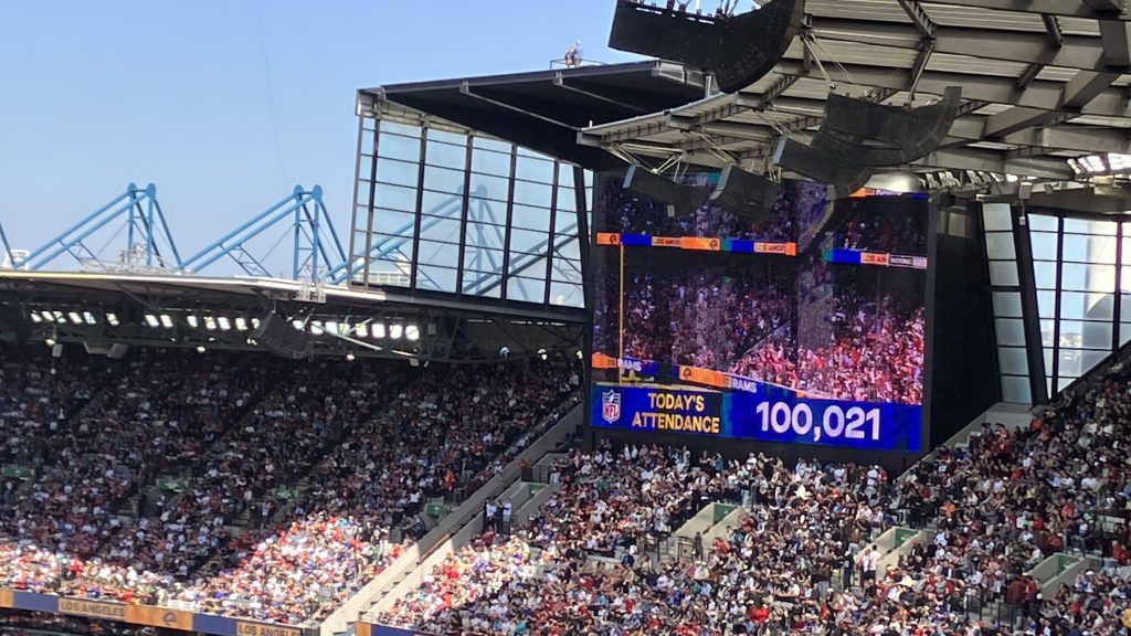 Stadionanzeige mit offizieller Zuschauerzahl von über 100.000 beim NFL Melbourne Game