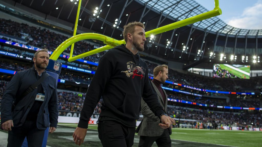 Harry Kane beim NFL London Game in seiner Tottenham-Zeit: Im Sommer 2026 kann er in München erneut NFL-Luft schnuppern und sich ein Bild von seinem möglichen Karriereweg machen.