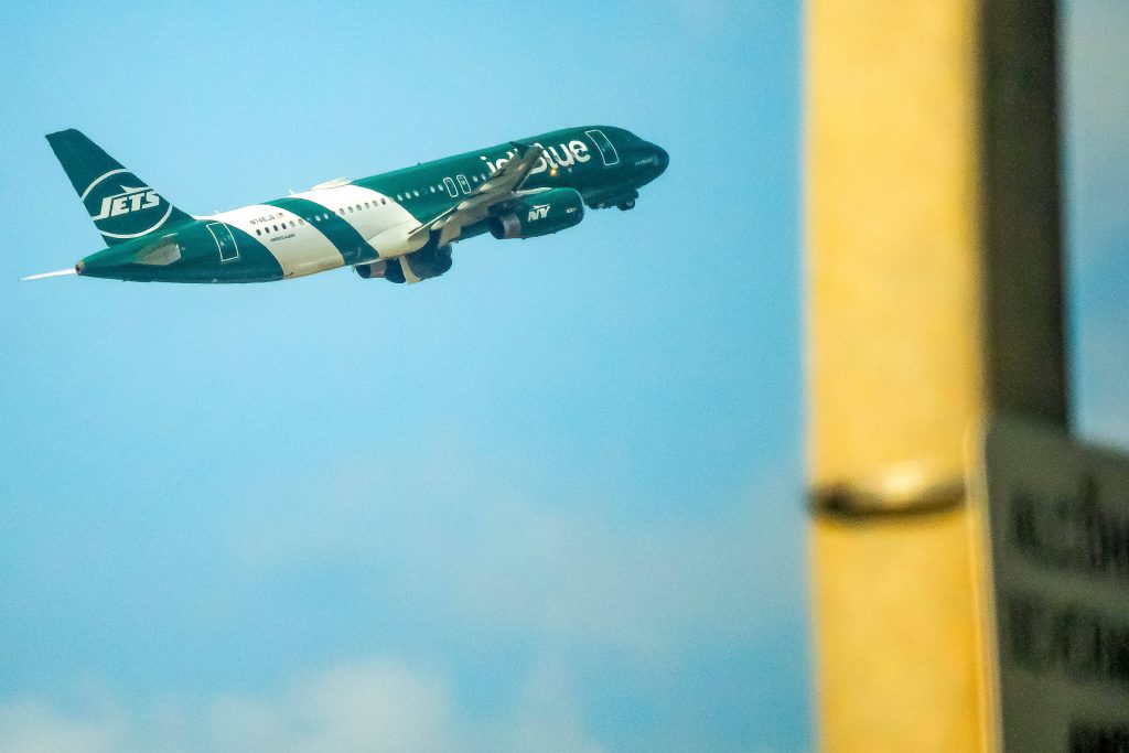 NFLPA-Reise-Report im Fokus: Der Charter-Jet der New York Jets in der Luft.