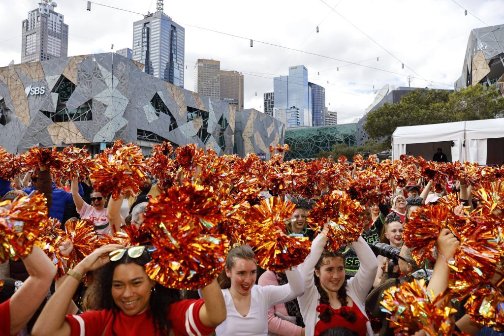 Die San Francisco 49ers Gold Rush Cheerleaders führen beim Melbourne Cheer Challenge über 1.400 Teilnehmer an – neuer Guinness-Weltrekord für die größte Cheerdance-Performance