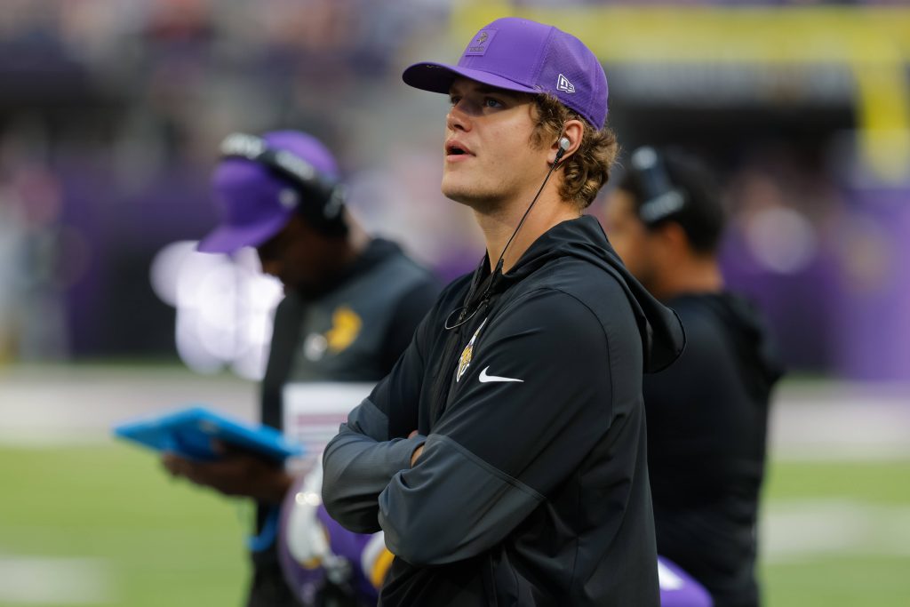 J.J. McCarthy an der Seitenlinie der Vikings. Sein Weg führt jetzt zu den Giants.