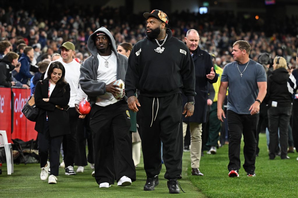 Deebo Samuel und Trent Williams von den San Francisco 49ers beim Australian-Football-Spiel zwischen den Geelong Cats und Carlton Blues im Melbourne Cricket Ground