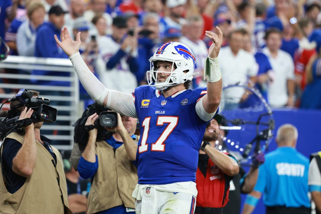 Josh Allen bejubelt einen seiner Touchdowns bei der Eröffnung des neuen Highmark Stadiums.