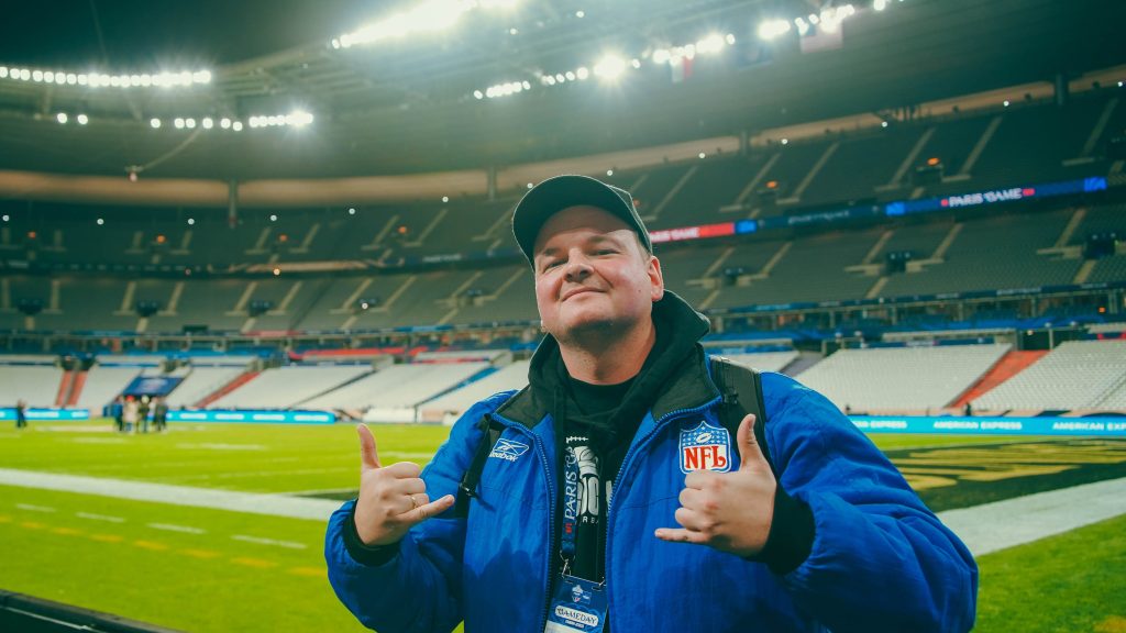 Stille nach dem Sturm: Nach dem Spiel stehe ich am Seitenrand des Stade de France vor leeren Rängen. NFL in Paris war ein Erlebnis, das bleibt.